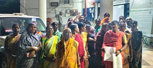 मोहल्ले में अवैध शराब बिक्री बंद करने महिलाएं लामबंद, थाना पहुंच की शिकायत 