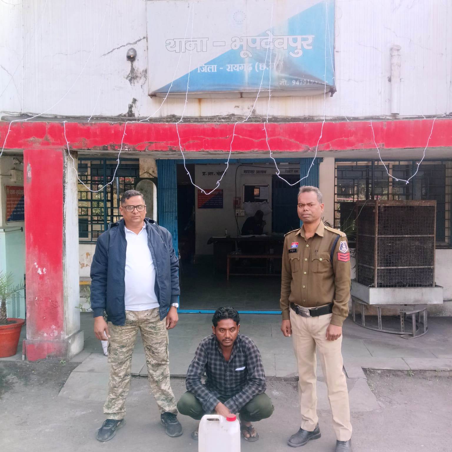  भूपदेवपुर पुलिस की दोहरी शराब रेड कार्रवाई — मुरा व कुर्रुभांठा में अवैध महुआ शराब पर कार्रवाई, दो आरोपी पकड़े गए
