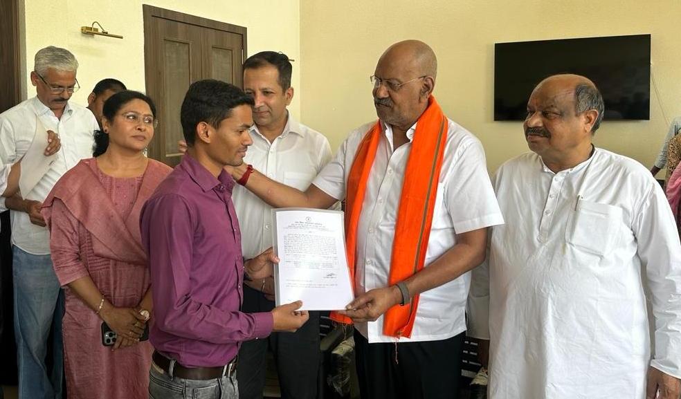 शिक्षा मंत्री बृजमोहन अग्रवाल ने नए व्याख्याताओं को नियुक्ति पत्र सौंपे