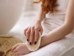 चिलचिलाती धूप से काले हो गए हैं हाथ? तों अपनाएं ये घरेलु नुस्खा 
