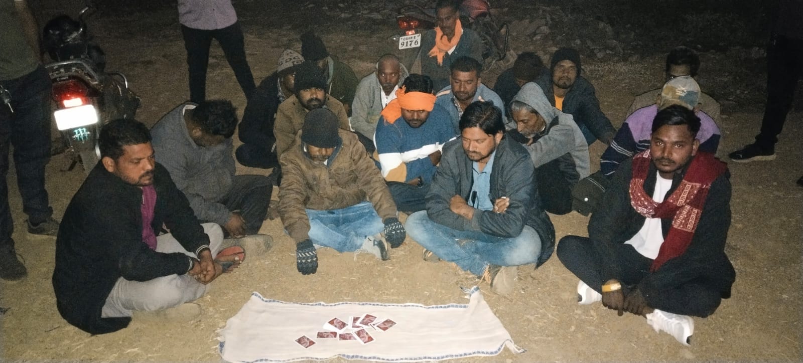  पुलिस टीम की संयुक्त बड़ी कार्यवाही: 52 परी के 17 आशिक गिरफ्तार,16 नग स्मार्ट मोबाईल, 08 नग मोटर साइकिल जप्त