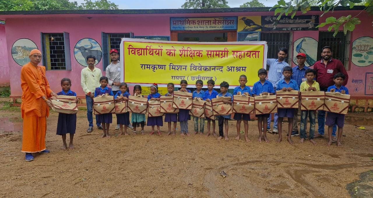 नक्सल प्रभावित गाँवों के बच्चों को मिला शिक्षा का उपहार
