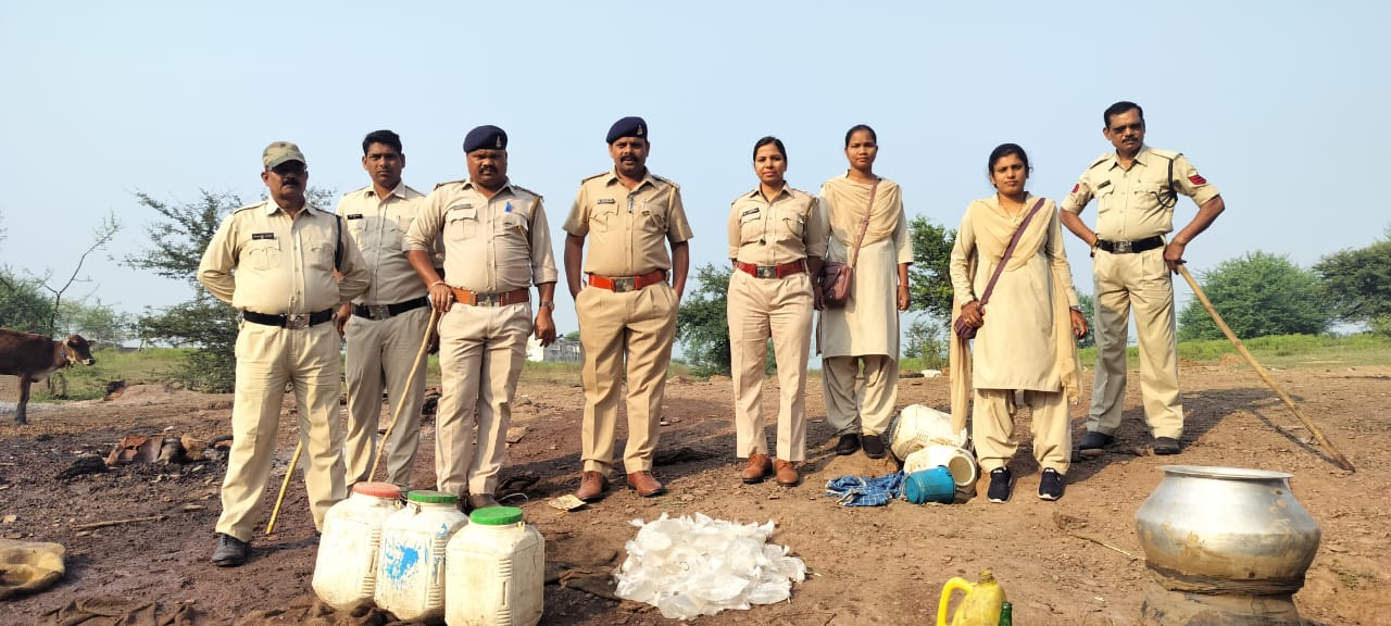 कलेक्टर दीपक सोनी का एक्शन मूड निर्देश अवैध कारोबारियों पर जारी है,कलेक्टर के निर्देश पर आबकारी विभाग की संयुक्त कार्यवाही,33 हजार रुपये से अधिक मूल्य क़ा महुआ शराब व लाहन जब्त