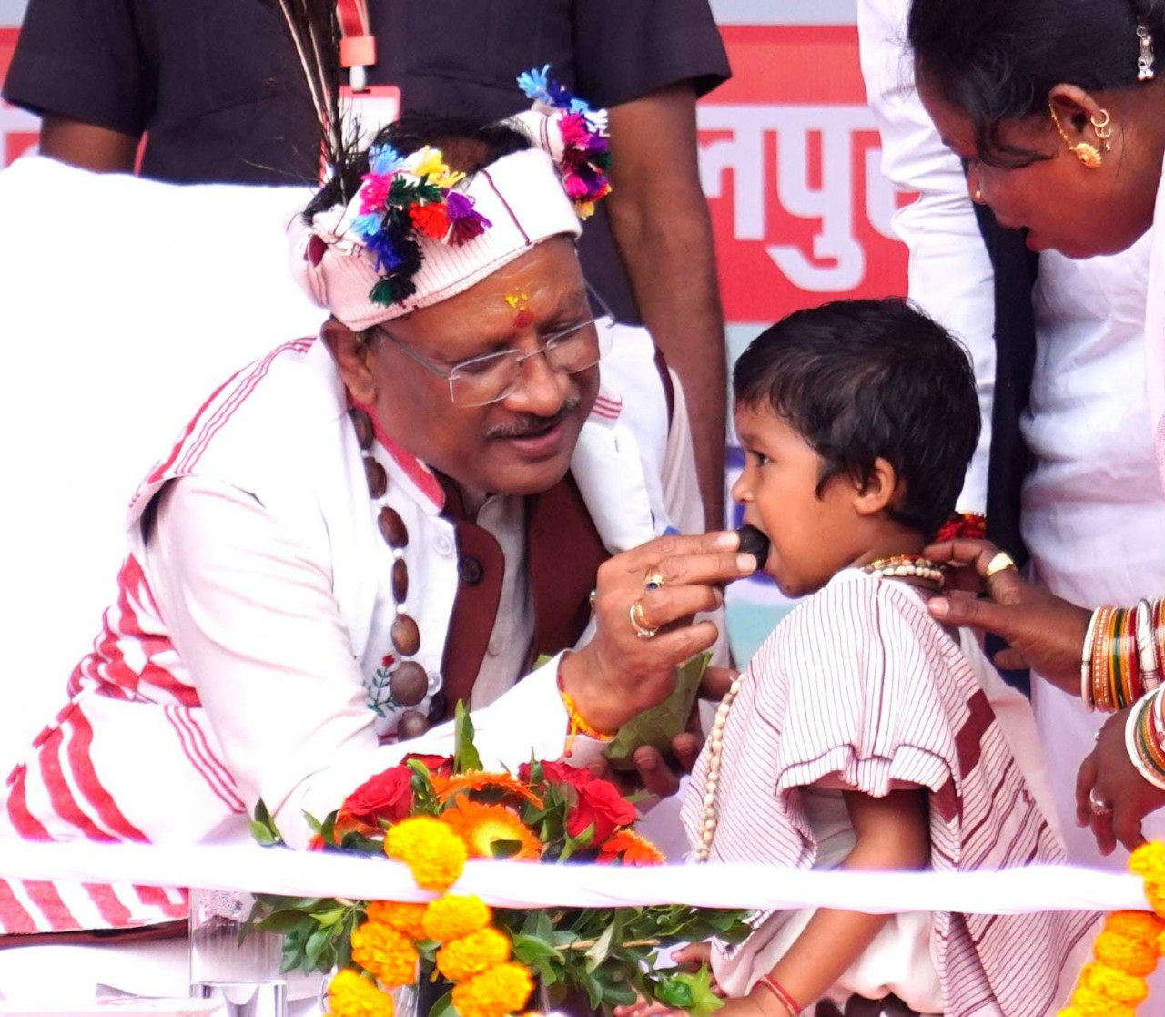 मुख्यमंत्री साय का आत्मीय और वात्सल्यपूर्ण व्यवहार : नन्ही बच्ची भूमिका बघेल को दुलारते हुए खिलाया महुआ लड्डू