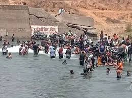 पचधारी डैम : प्रतिबंध के बावजूद स्टाप डैम में नहा रहे लोग,जान जाने का खतरा