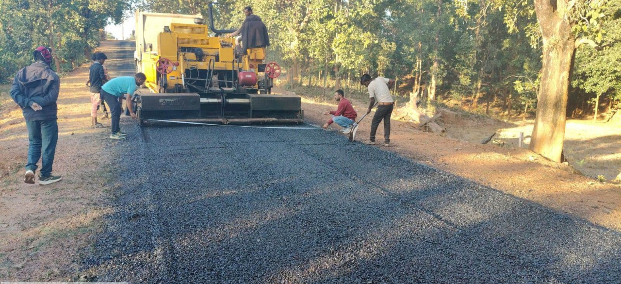 पीएम जनमन योजना से पहाड़ी अंचलों में बिरहोर बसाहटों तक पहुंचने लगी है पक्की सड़क