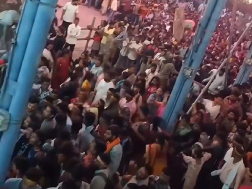 मां बम्लेश्वरी के दरबार मे नवरात्रि के चौथे दिन उमड़ा जनसैलाब 