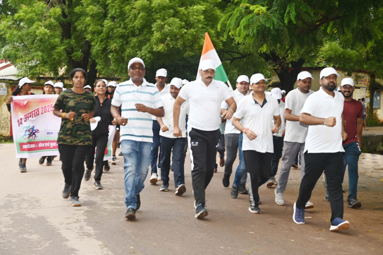 कलेक्टर ने हरी झंडी दिखाकर स्वतंत्रता दौड़ का शुभारंभ किया और लोगों को देश सेवा का संदेश दिया
