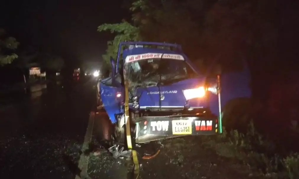 कोंडागांव में NH 30 चिखलपुटी में देर रात सड़क हादसा,ट्रक से टकराई मिनी टोह क्रेन