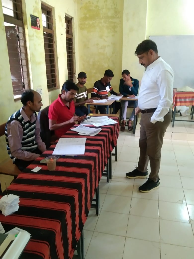 नगरीय निकाय निर्वाचन 2025 : कलेक्टर गोपाल वर्मा ने मतदान केंद्र का किया निरीक्षण