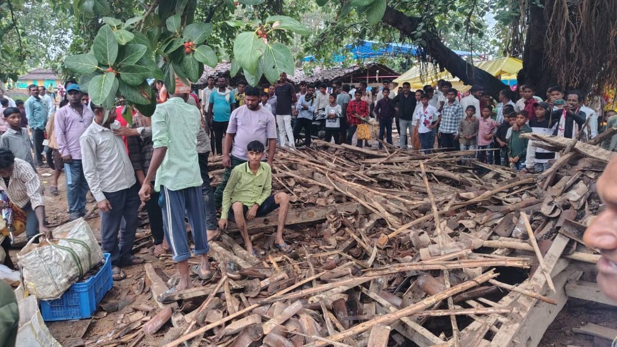  गरियाबंद में बड़ा हादसा! मूसलाधार बारिश के बीच भरभराकर गिरा होटल, कई लोग घायल, इलाके में मची अफरा-तफरी