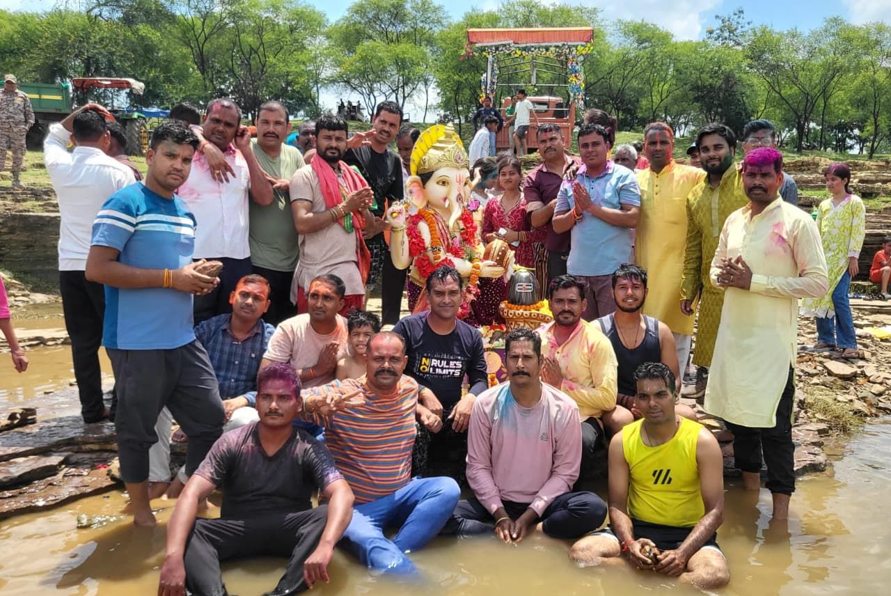 विसर्जन पर बड़ी संख्या में श्रद्धालु पहुँचे, "गणपति बप्पा मोरिया, अगले बरस तू जल्दी आ" जयघोष के साथ धूमधाम से किया भगवान श्री गणेश का विसर्जन 