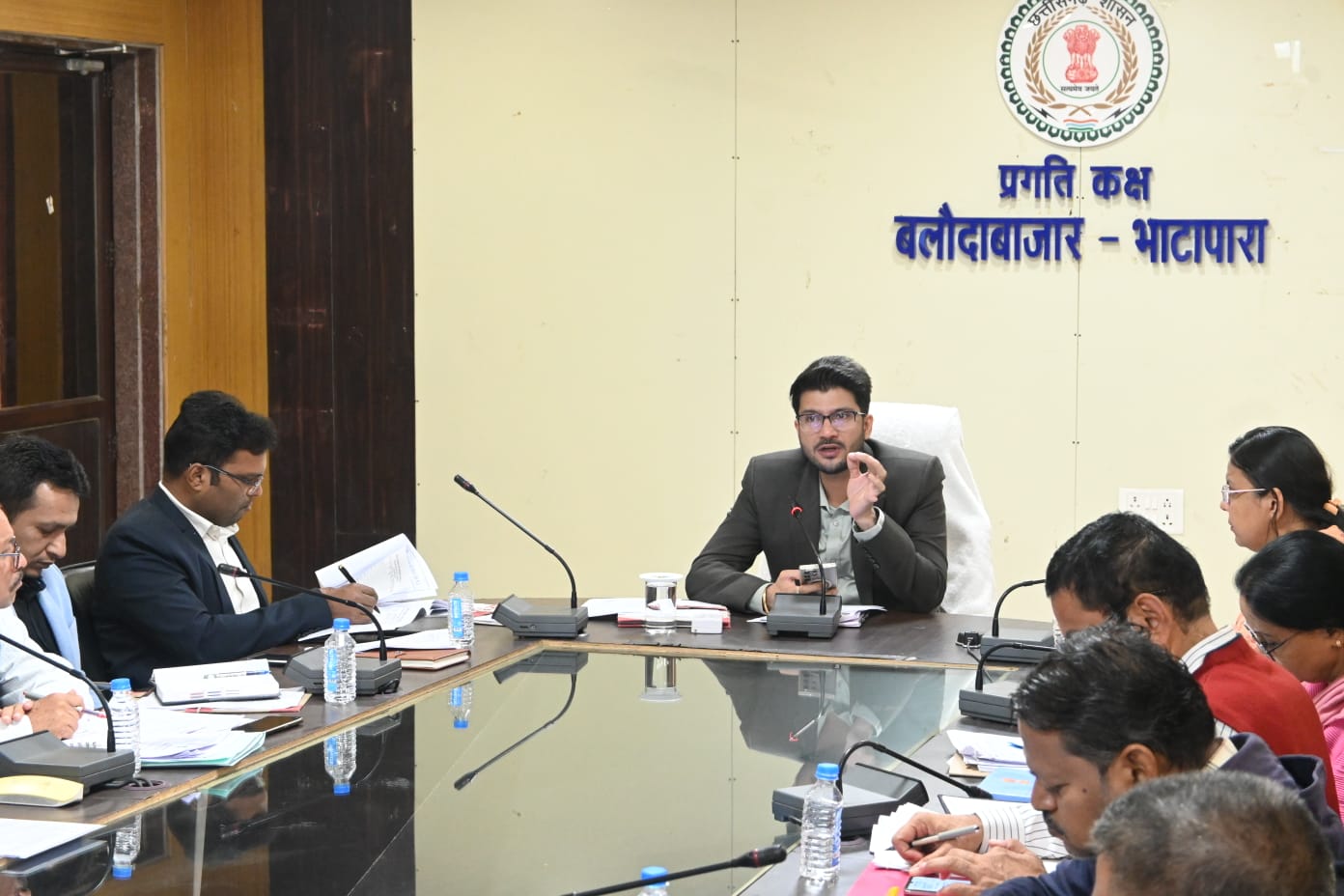 सड़क मरम्मत एवं निर्माण कार्य सहित धान उठाव में लाएं तेजी : कलेक्टर दीपक सोनी 