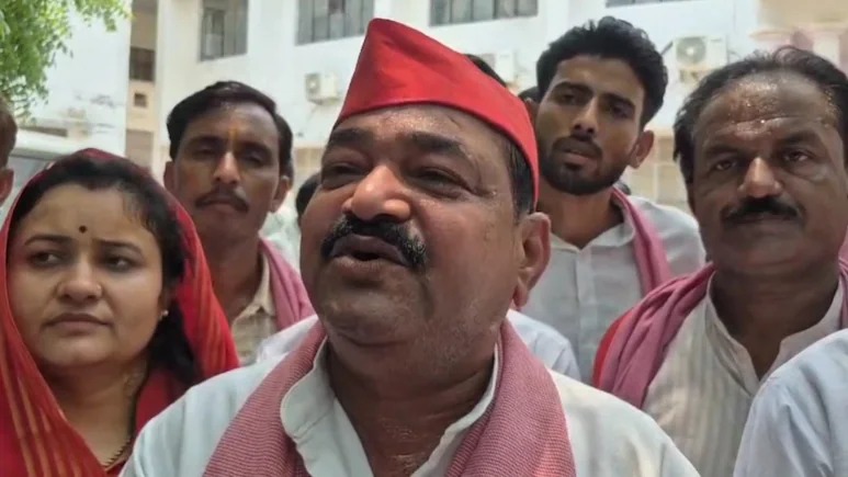 महोबा में सियासी मर्यादा तार-तार! सपा सांसद ने पीएम मोदी को कहे अपशब्द, भड़की भाजपा