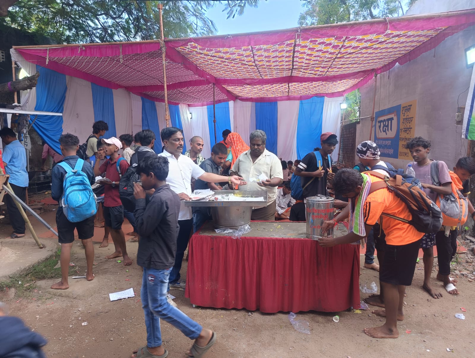 कौमी एकता समिति के सेवा पंडाल में लग रही पद यात्रियों की भीड़