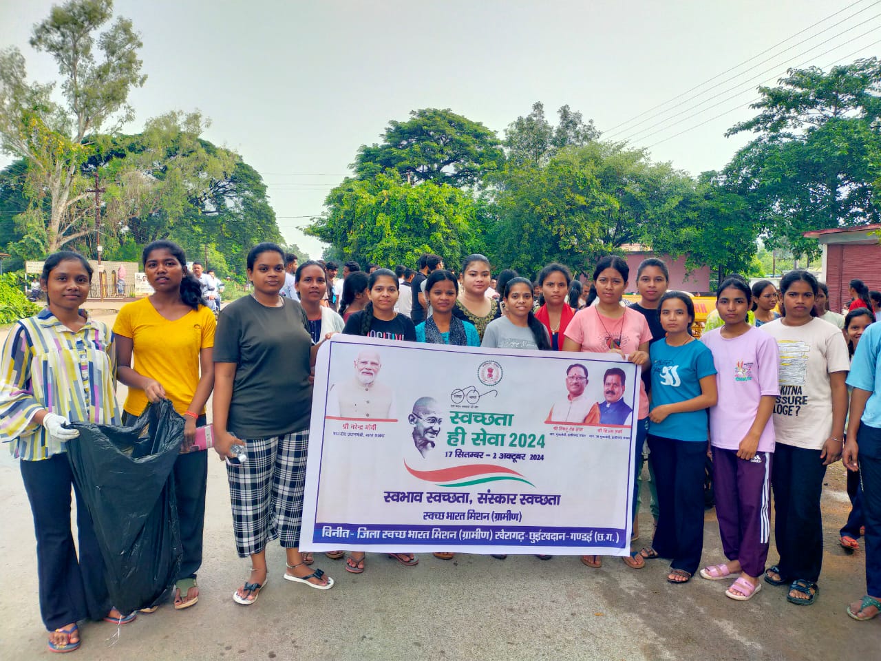 स्वच्छता अभियान में विश्वविद्यालय के अधिकारी-कर्मचारियों व अध्यापक–छात्रों ने दी अपनी सहभागिता