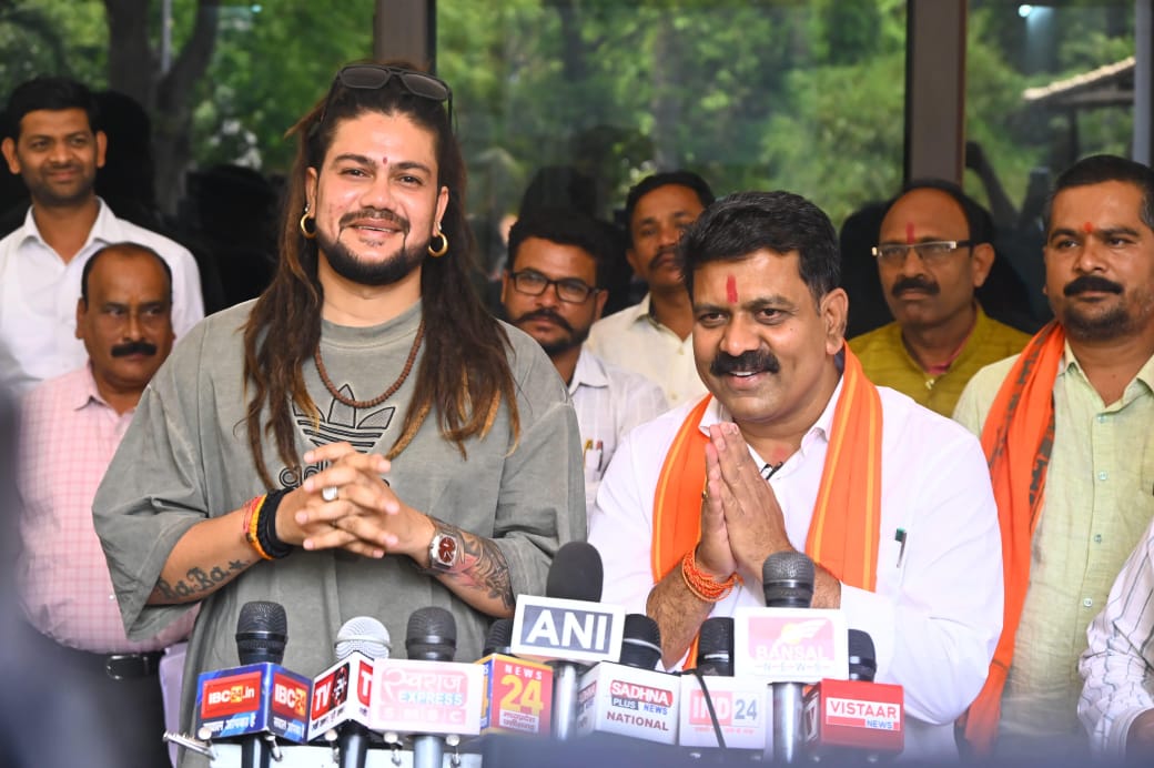 उपमुख्यमंत्री विजय शर्मा से प्रख्यात भजन गायक  हंसराज रघुवंशी ने की सौंजन्य मुलाकात