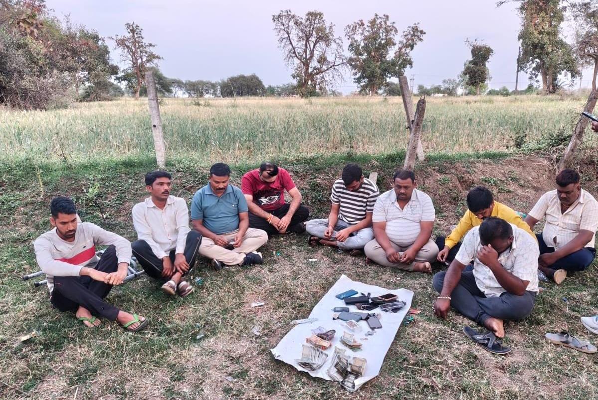 DIG के निर्देशन में बड़ी कार्रवाई, 9 जुआरी गिरफ्तार, लाखों की नगदी और मोबाइल जब्त