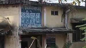 अस्पताल में डॉक्टरों की लापरवाही, पोस्टमार्टम करने के लिए कई घंटे देरी से पहुंचे, परिजन करते रहे कॉल 