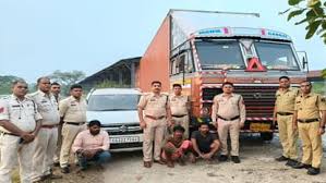 अंतर्राज्यीय गौ-तस्करी नेटवर्क का भंडाफोड़, 82 बैल, कंटेनर और कार समेत 64.52 लाख रुपये की जब्ती 