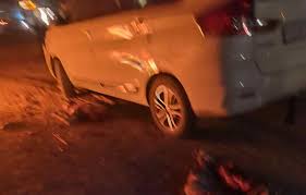 कार की टक्कर से युवक का शव दो टुकड़ों में बिखरा, एक युवक घायल