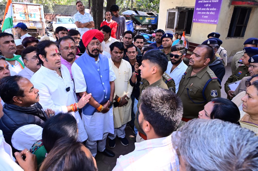 चौबे कॉलोनी में युवती की नृशंस हत्या के विरोध में कांग्रेस का आजाद चौक थाना घेराव,पुलिस व राज्य सरकार के खिलाफ जोरदार नारेबाजी