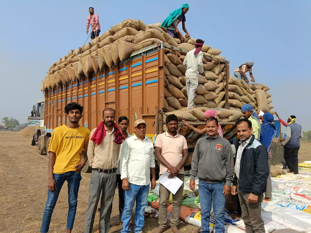 अंतर्राज्यीय सीमा में अवैध धान परिवहन कर रहे 2 वाहनों में 1000 कट्टा से अधिक अवैध धान को किया गया जप्त