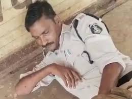 बिलासपुर में शर्मसार हुई खाकी,शराब पीकर सड़क में सो कर ड्यूटी दे रहा आरक्षक