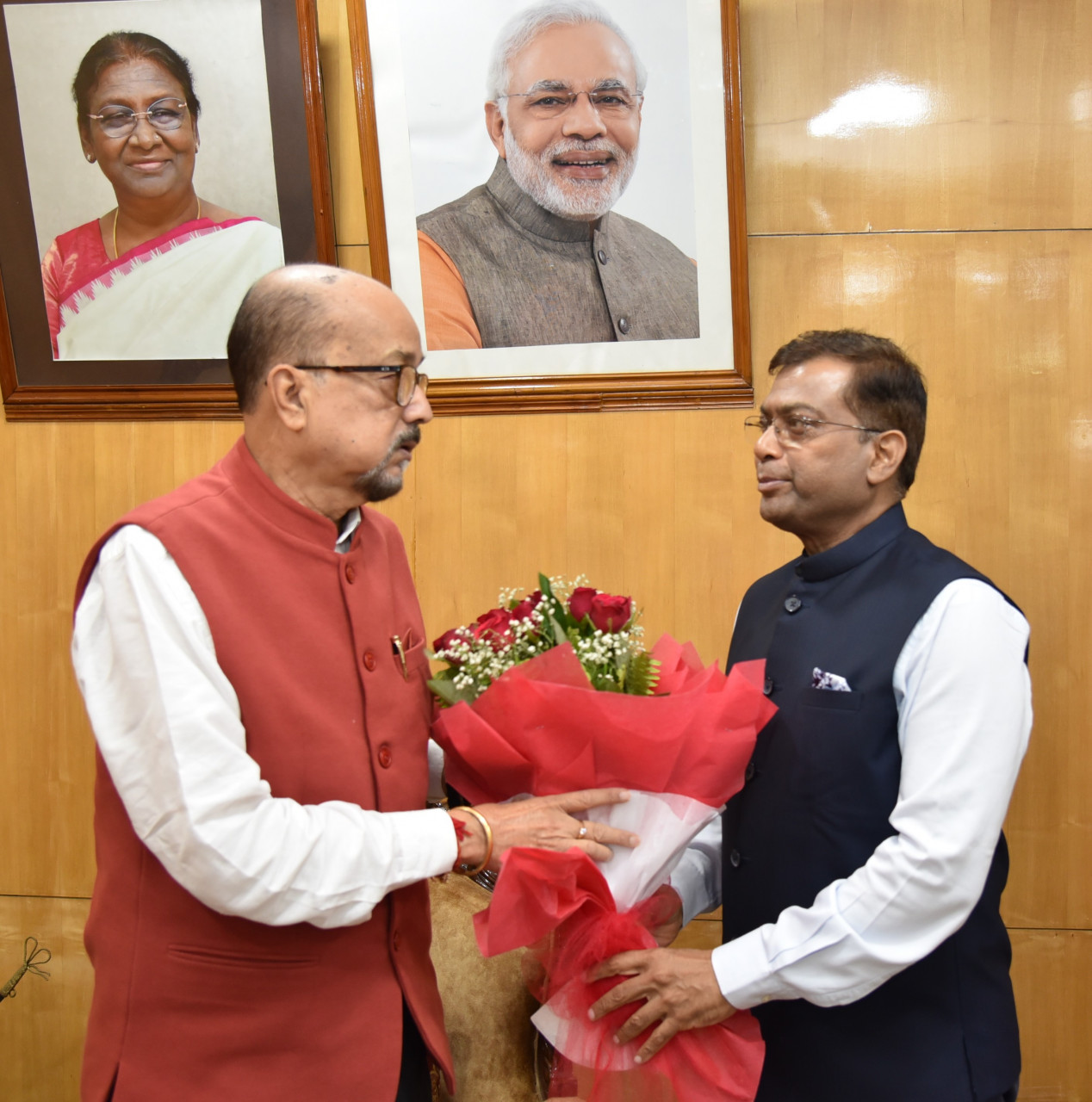 राज्यपाल डेका से छत्तीसगढ़ राज्य निर्वाचन आयुक्त सिंह ने की सौजन्य मुलाकात