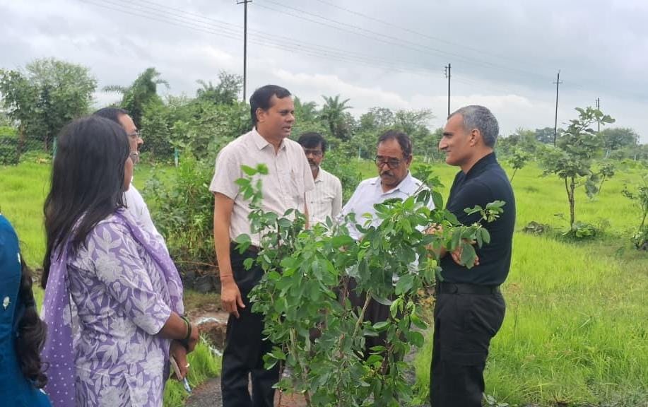 आयुक्त राठौर की अध्यक्षता में ग्राम खैरा में वृक्षारोपण, कलेक्टर शर्मा एवं अधिकारियों ने लगाए पौधे