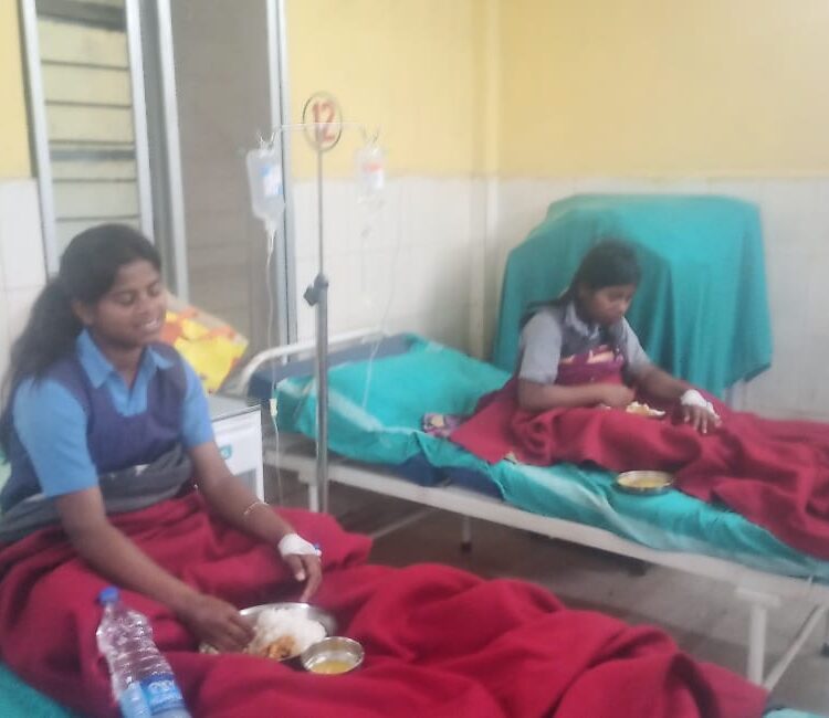 फाइलेरिया की दवा खाते ही पांच छात्र छात्राओं की हालत बिगड़ी,अस्पताल में ईलाज जारी 