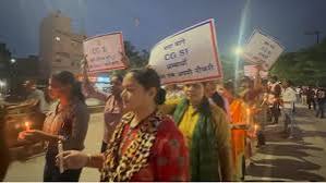 SI परीक्षा अभ्यर्थी सड़क पर उतरे, सरकार का ध्यानाकर्षण के लिए निकाला कैंडल मार्च