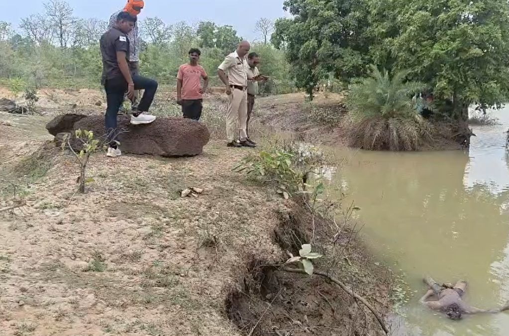  राजिम में सनसनी! सरगी नाला में तैरती मिली युवक की सड़ी-गली लाश, हत्या या हादसा? पुलिस जांच में जुटी