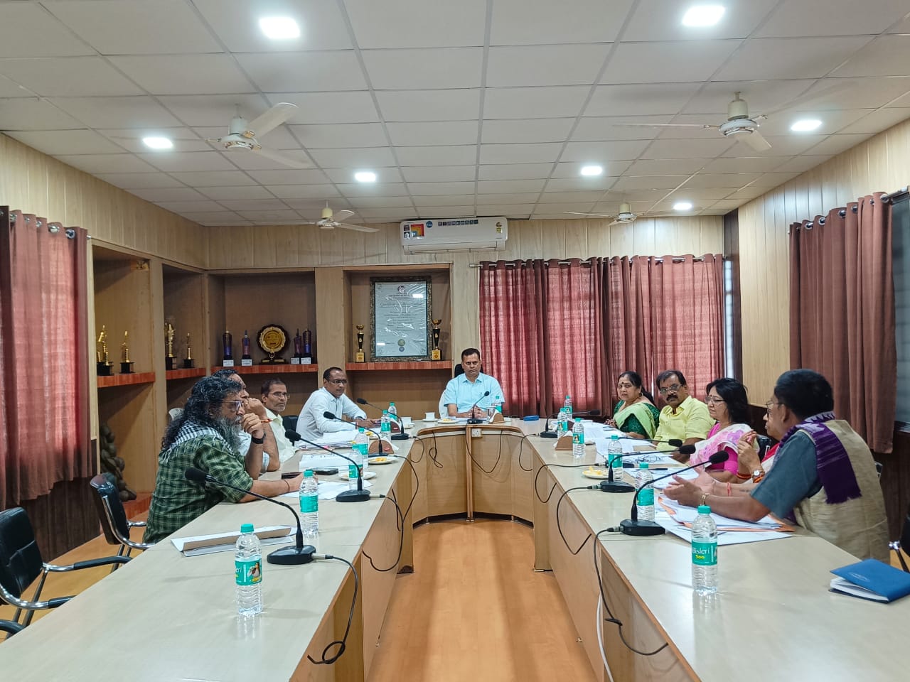 इन्दिरा कला संगीत विश्विद्यालय के कार्यकारिणी समिति की बैठक कुलपति श्री सत्य नारायण राठौर की अध्यक्षता में हुई संपन्न