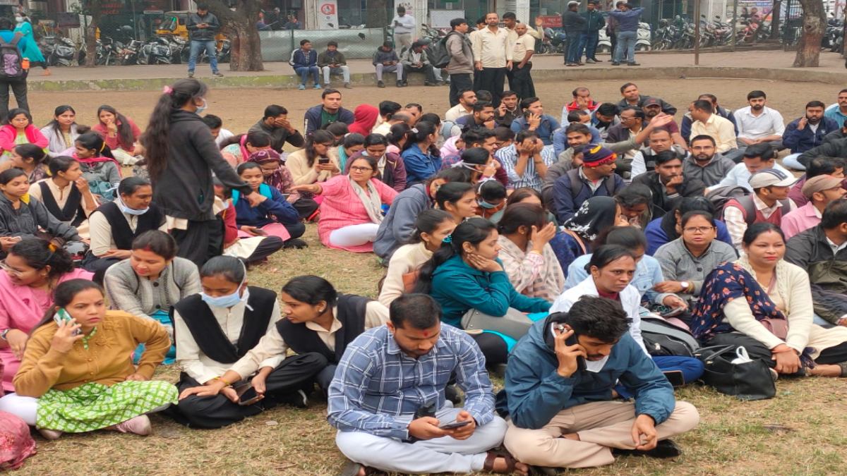रायपुर AIIMS में कार्यरत 500 ठेका कर्मचारी काम का बहिष्कार कर हड़ताल पर बैठे