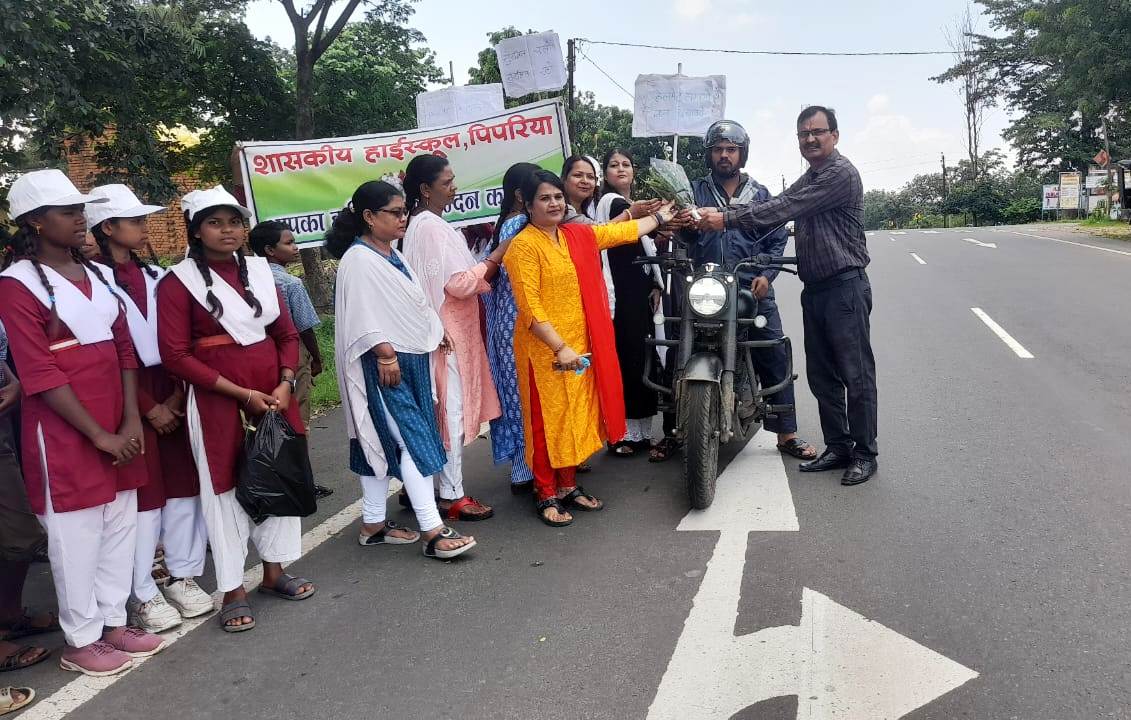 सड़क सुरक्षा अन्तर्गत हेलमेट पहनकर गाड़ी चलाने वालों को प्राचार्य एवं छात्रों ने किया सम्मानित