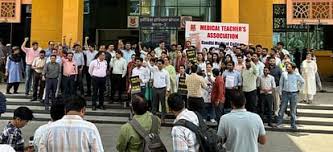 DME नियुक्ति पर बवाल! जूनियर डॉक्टरों का हंगामा और विरोध ...
