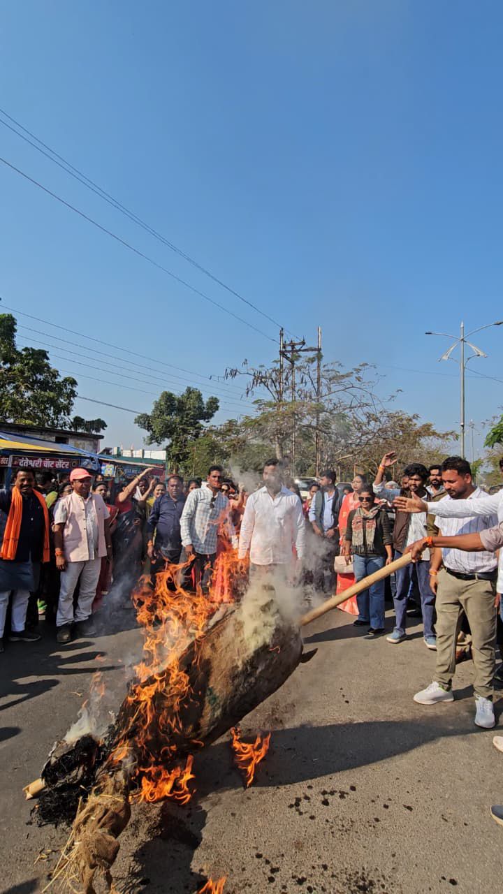 भाजयुमो ने फूंका सनातन विरोधी भूपेश और टी.एस. का पुतला