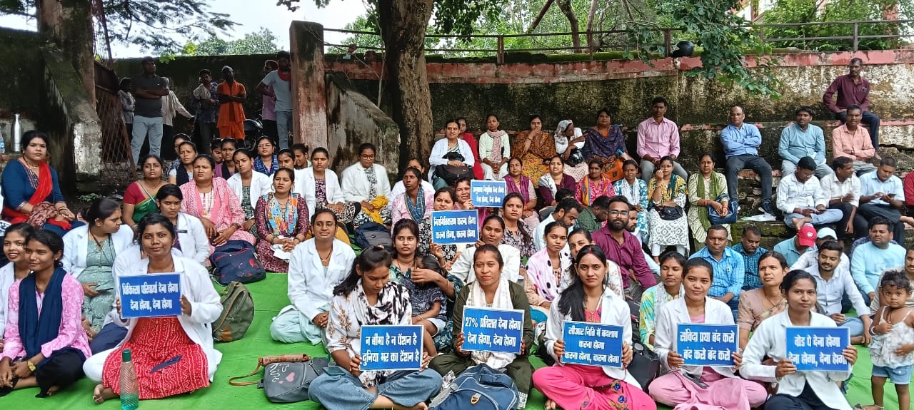 एनएचएम संविदा स्वास्थ्य कर्मचारियों की हड़ताल तीसरे दिन भी जारी, स्वास्थ्य सेवाएं ठप
