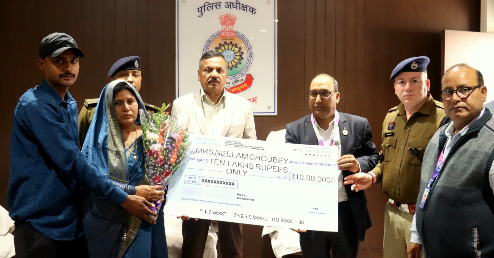 पुलिस सैलरी पैकेज योजना अंतर्गत कबीरधाम जिले के दिवंगत पुलिस कर्मियों के परिजनों को 10–10 लाख रुपये की आर्थिक सहायता चेक का वितरण