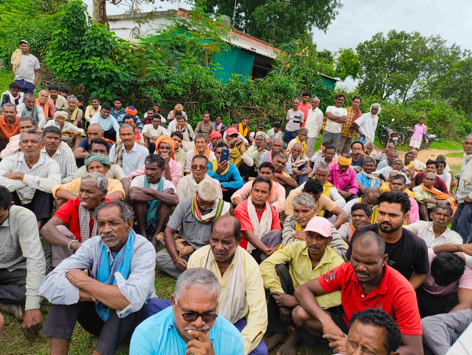 खोभा सोसायटी में खाद आपूर्ति नहीं होने से नाराज किसानों ने किया धरना प्रदर्शन