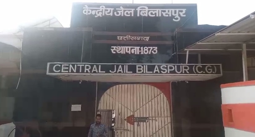हथकड़ी काटकर सिम्स से फरार हुआ बंदी, लापरवाही बरतने पर जेल प्रहरी किया गया सस्पेंड