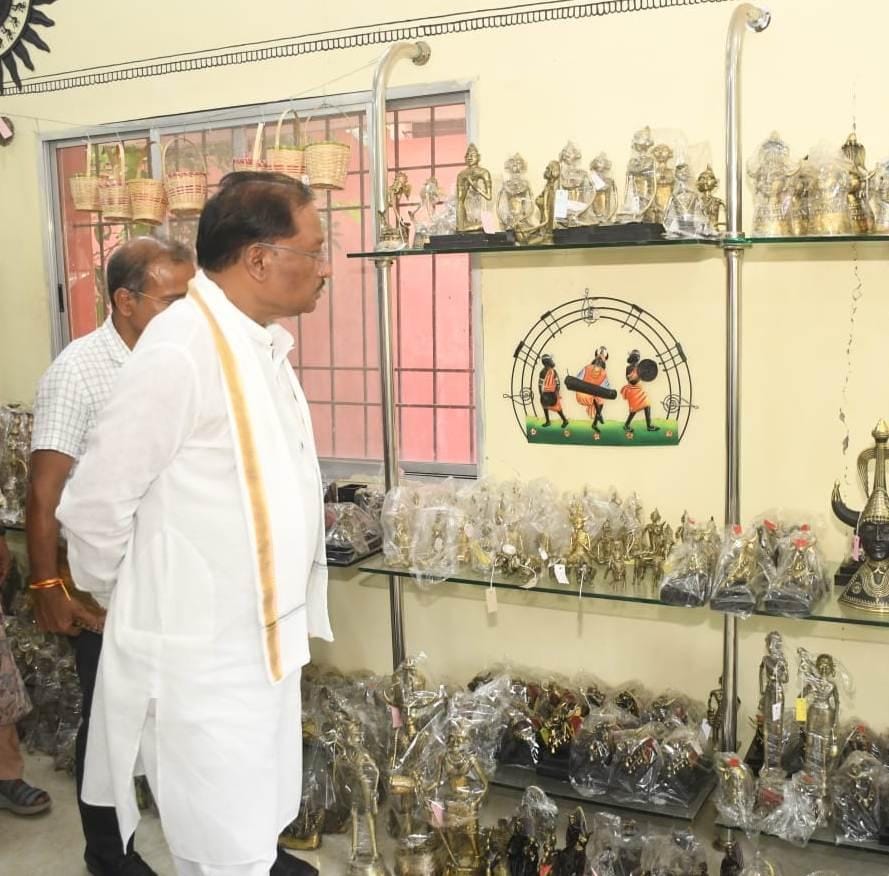 मुख्यमंत्री साय ने शिल्पनगरी कोण्डागांव के आगमन पर शबरी एंपोरियम का किया भ्रमण किया