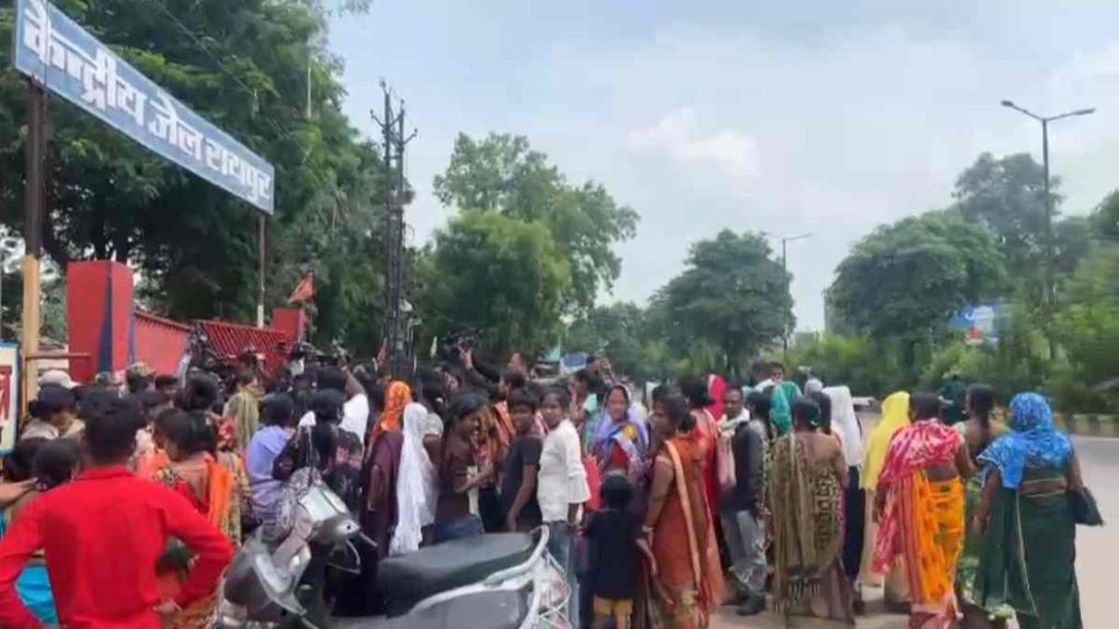 विधायक देवेंद्र यादव को राखी बांधने रायपुर सेंट्रल जेल पहुंची सैकड़ों महिलाएं, अनुमति नहीं मिलने पर किया चक्काजाम