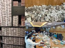  इनकम टैक्स रेड : 240 घंटे की रेड, पैसे गिनते-गिनते थक गए अधिकारी!  कैश कि गिनती में लगे 40 मशीनें!