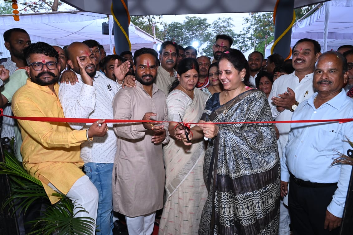 पूर्व केबिनेट मंत्री पश्चिम विधायक राजेश मूणत और महापौर मीनल चौबे ने वार्ड 70 पार्षद अर्जुन यादव के वार्ड पार्षद कार्यालय का किया लोकार्पण