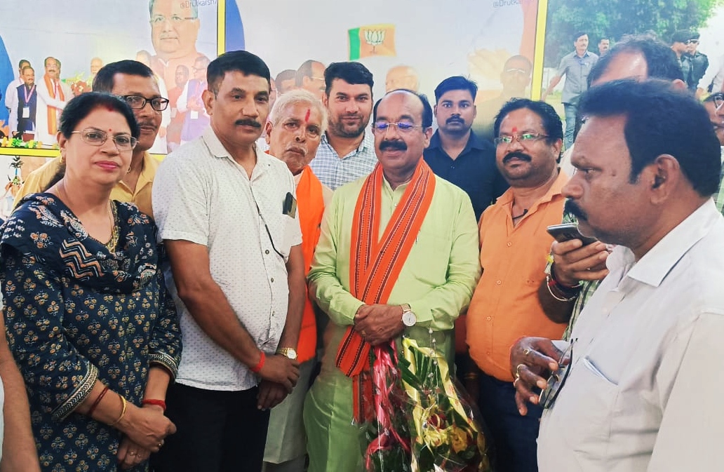 नियमितीकरण की मांग को लेकर मुक्त विश्वविद्यालय के कर्मचारी भाजपा अध्यक्ष से मिले चुनावी घोषणापत्र में मांग को शामिल करने साव का आश्वासन