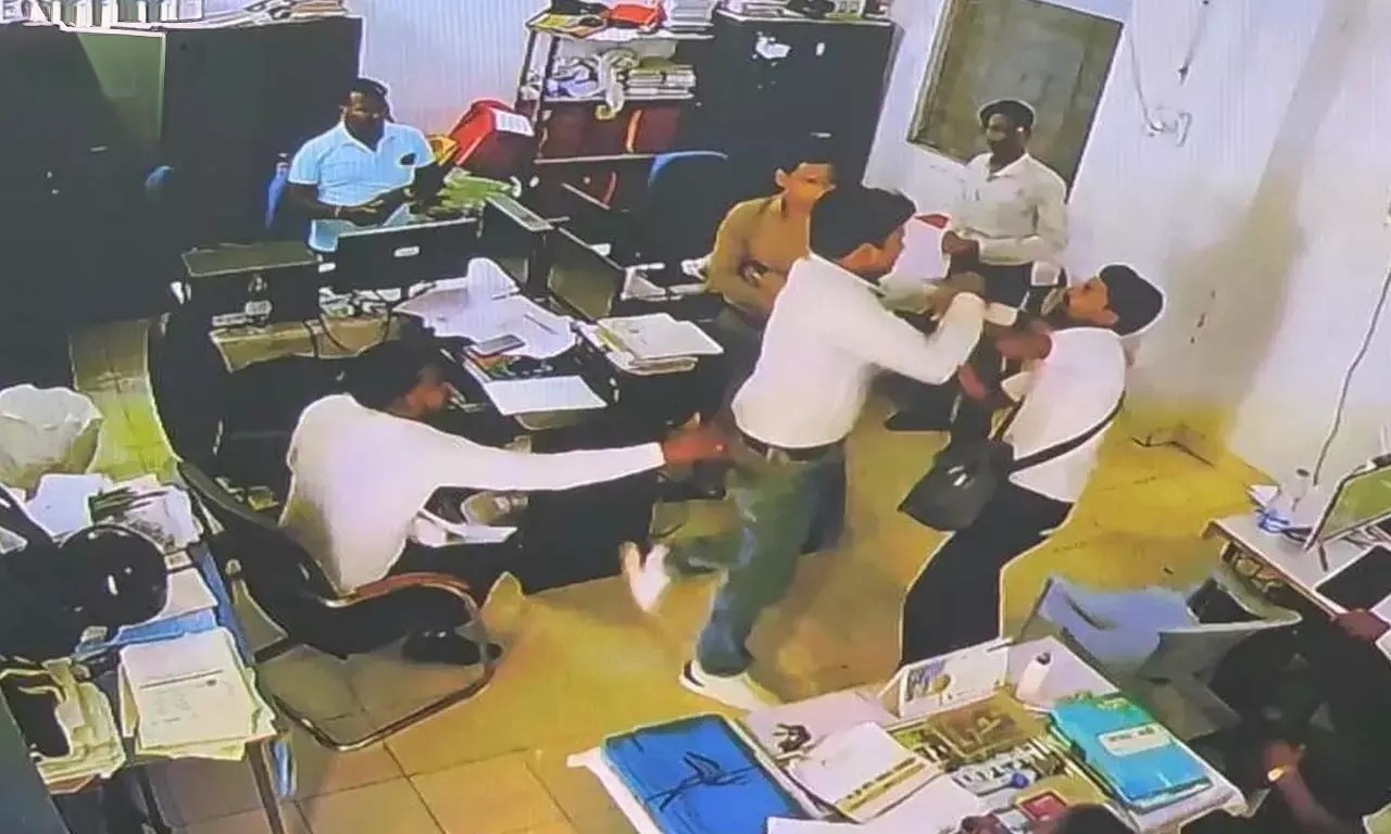 छत्तीसगढ़ में बड़ा एक्शन: पत्रकार से मारपीट करने वाले आरएईओ निलंबित