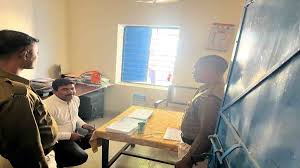 शिक्षक पर छेड़छाड़ का आरोप ,6 छात्राओं ने की शिकायत