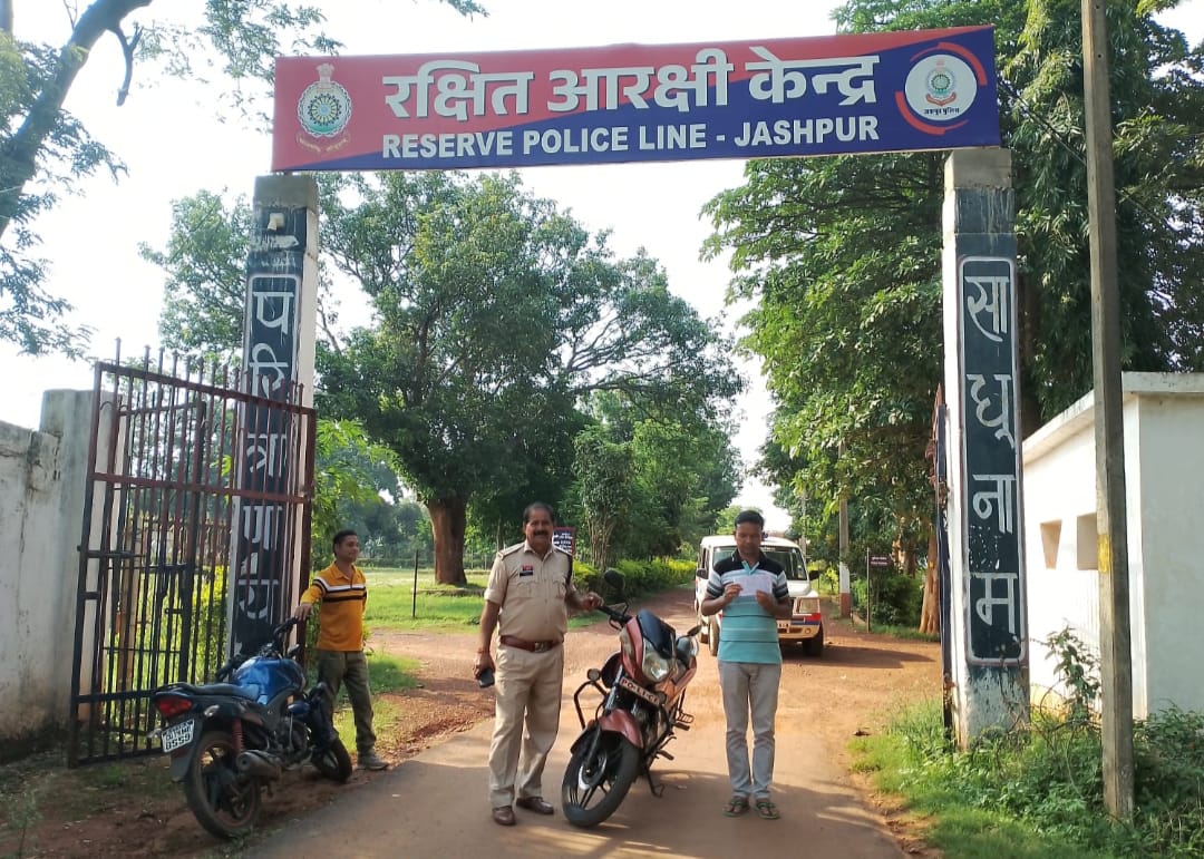 पुलिस ने काटा पुलिस का चालान: बिना हेलमेट पहने दोपहिया वाहन चला रहे 12 पुलिस अधि./कर्मचारियों का कट गया चालान